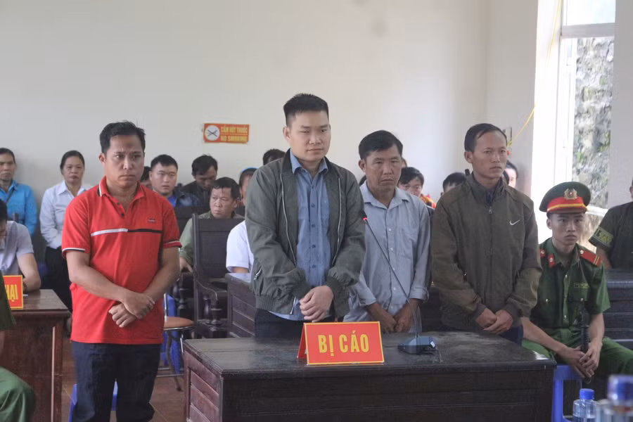 Các bị cáo (từ trái sang) Sùng A Páo, Lò Văn Thắm, Mùa A Sang,
Sùng A Dì tại phiên tòa.