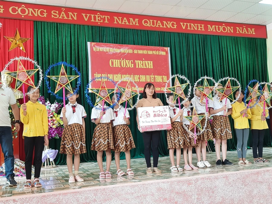 Đoàn công tác tổ chức trung thu cho học sinh vùng biên giới