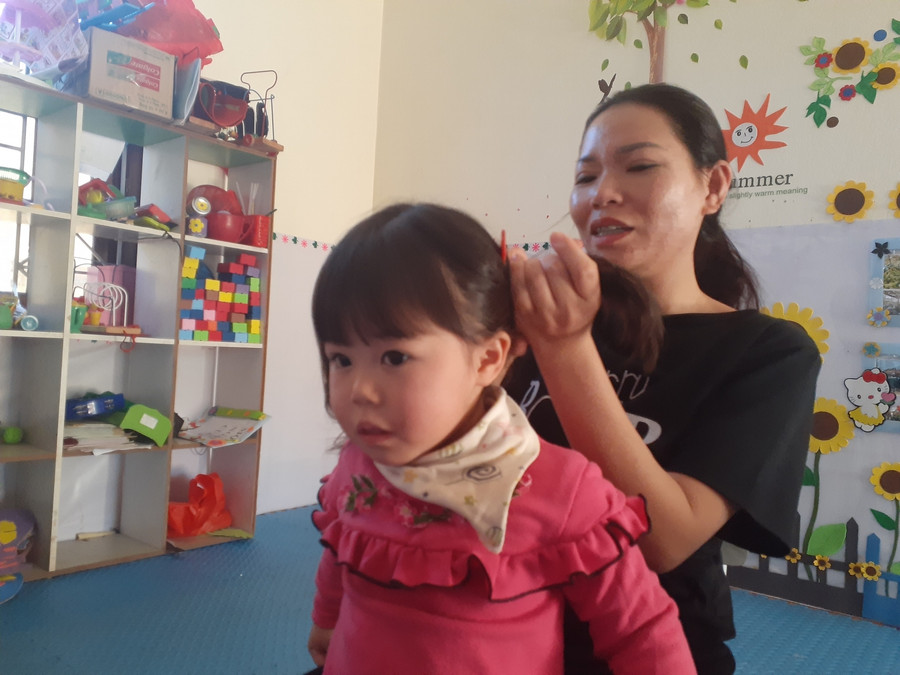 Giáo viên mầm non chăm sóc cho trẻ Giáo viên mầm non chăm sóc cho trẻ