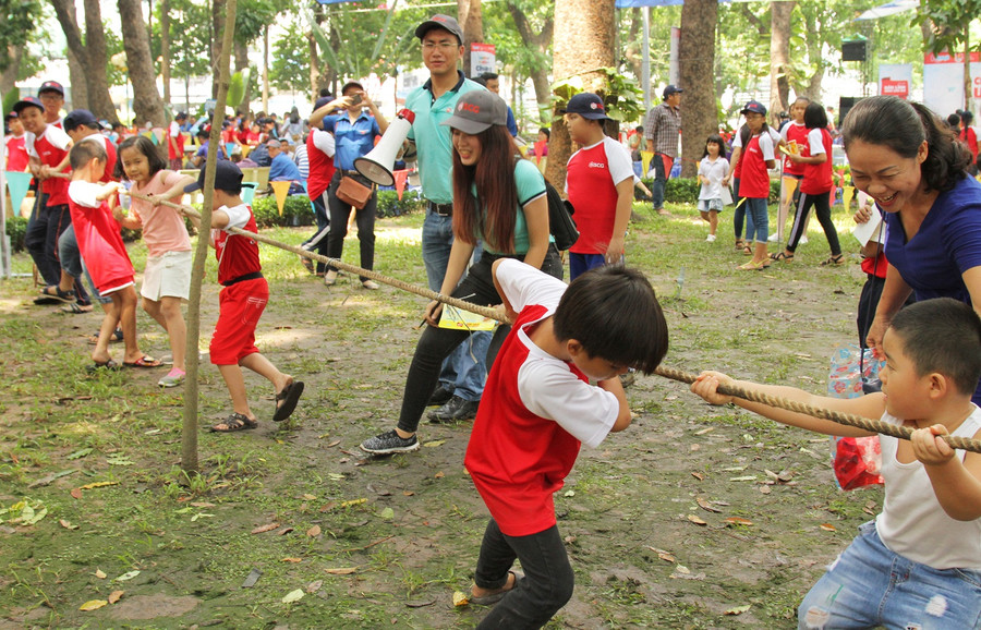 Cùng nhau thử thách với trò chơi kéo co