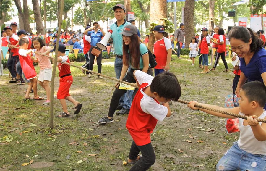 Cùng nhau thử thách với trò chơi kéo co