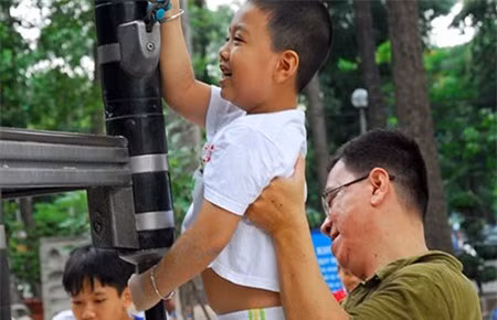 Cha mẹ phải dành thời gian vui chơi với con, quan sát để hiểu được ngôn ngữ của trẻ, phát hiện kịp thời những trường hợp bị lạm dụng. Ảnh chỉ mang tính minh họa