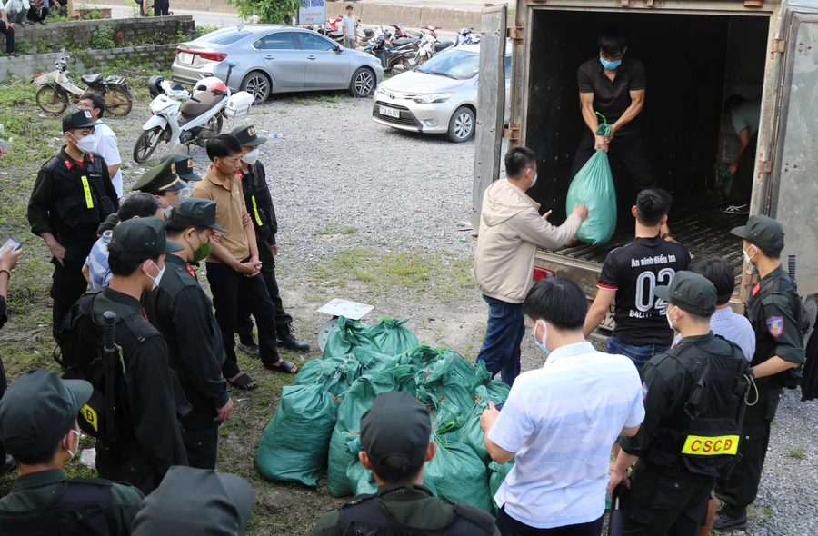 Bắt hai kẻ “thủ” súng đạn để đi buôn thuốc nổ.