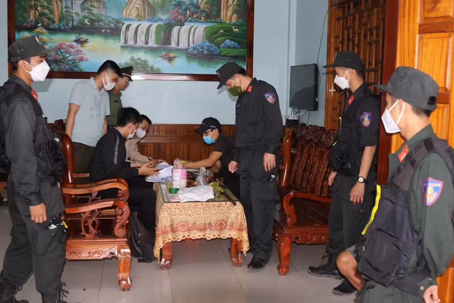 Khám xét chỗ ở của các đối tượng, lực lượng chức năng phát hiện thêm thuốc nổ, súng đạn và nhiều tang vật liên quan (Ảnh: CAQB).