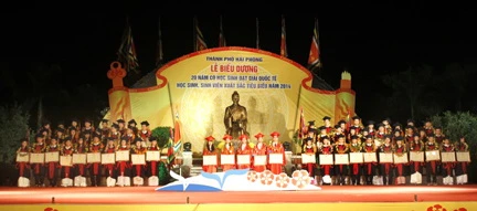 62 học sinh, sinh viên xuất sắc được thành phố vinh danh, khen thưởng năm 2014.