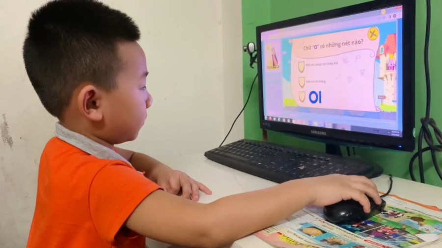 Mỗi phần mềm của cô Hiền khi áp dụng cho trò đều được cài đặt về thời gian sử dụng để tránh trẻ quá sa đà mà quên thời gian cho các hoạt động khác. Mỗi phần mềm của cô Hiền khi áp dụng cho trò đều được cài đặt về thời gian sử dụng để tránh trẻ quá sa đà mà quên thời gian cho các hoạt động khác.