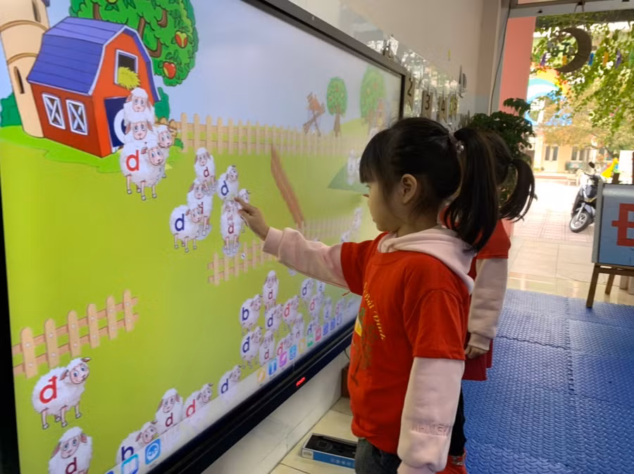 Trẻ tham gia các trò chơi mang tính giáo dục kỹ năng nên rất hứng thú.