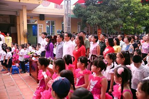 Phó Thủ tướng dự khai giảng cùng các cháu học sinh tiểu học ảnh 1 Phó Thủ tướng dự khai giảng cùng các cháu học sinh tiểu học ảnh 1