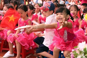 Phó Thủ tướng dự khai giảng cùng các cháu học sinh tiểu học ảnh 2 Phó Thủ tướng dự khai giảng cùng các cháu học sinh tiểu học ảnh 2