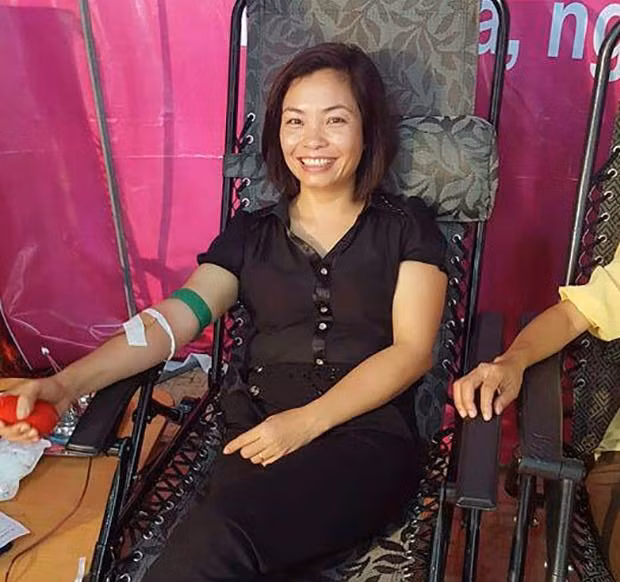 Cô giáo nhiệt tình hiến máu nhân đạo