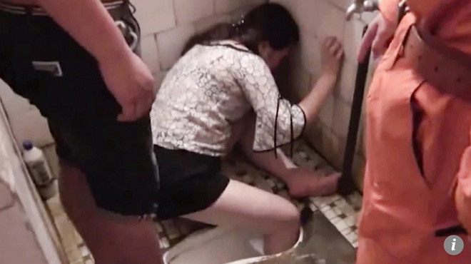 Tự dưng kẹt bàn chân vào toilet, rút kiểu gì cũng không ra hình ảnh 1 tu dung ket ban chan vao toilet, rut kieu gi cung khong ra hinh anh 1