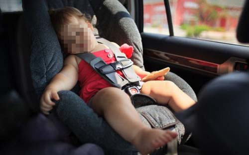 Trẻ em sẽ mệt mỏi khi ngủ ngồi trên ôtô. Trẻ em sẽ mệt mỏi khi ngủ ngồi trên ôtô.
