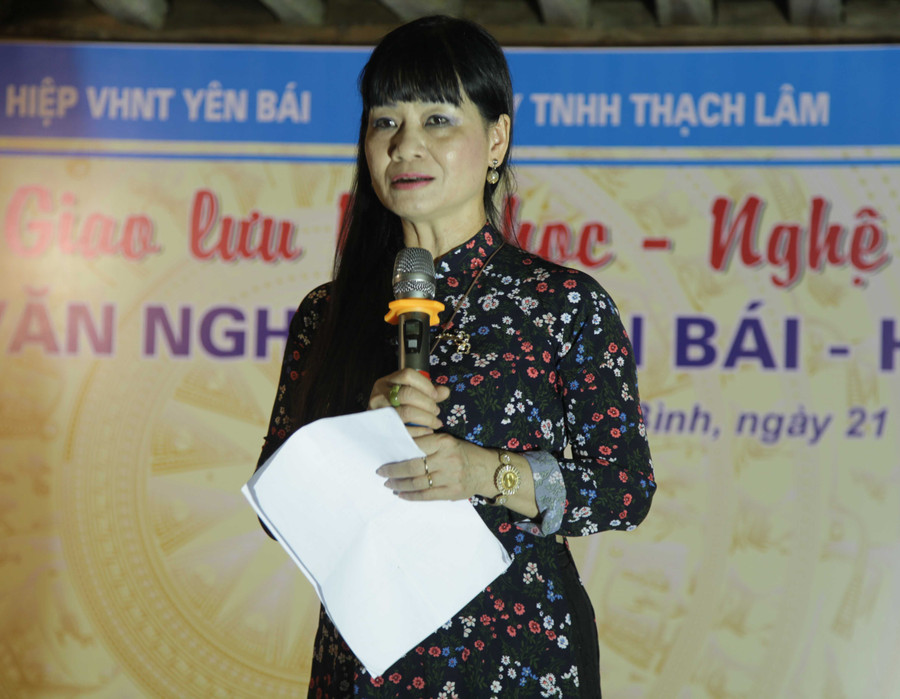 Nhà văn Võ Thị Xuân Hà bình thơ Đinh Thị Thúy Hằng Nhà văn Võ Thị Xuân Hà bình thơ Đinh Thị Thúy Hằng
