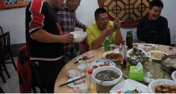 uống rượu bia 2 uống rượu bia, rượu bia, đồ ăn