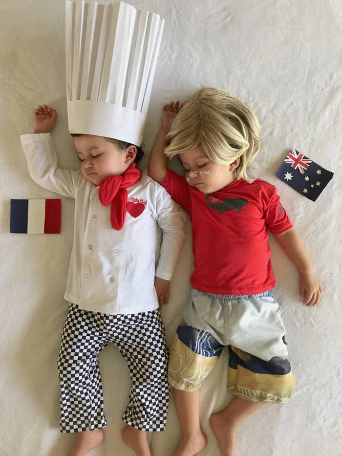 Pháp - Australia: Sau khi chụp hai con trong các bộ đồ cho từng đội với 48 trận đấu, bà mẹ 32 tuổi đăng kết quả lên mạng khi các trận đấu đang tiếp diễn.