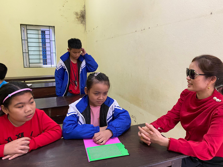 Các em học sinh khiếm thính đang được giáo viên hướng dẫn, định hướng nghề nghiệp. Các em học sinh khiếm thính đang được giáo viên hướng dẫn, định hướng nghề nghiệp.