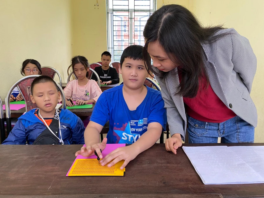 Giáo viên sát sao theo dõi từng em để có thể định hướng nghề đúng cho học sinh khiếm thị.