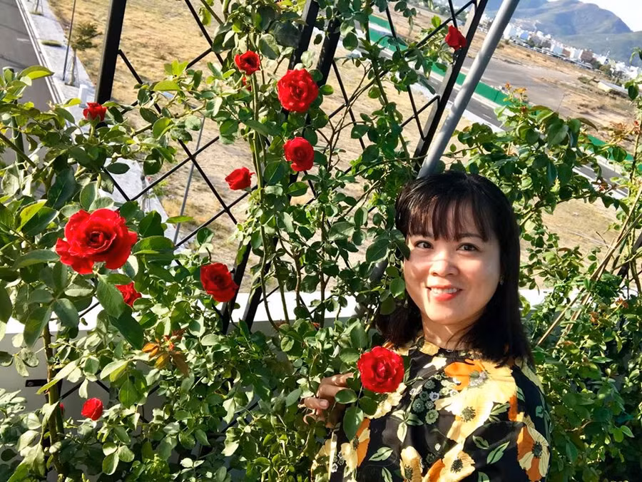 lac chon bong lai voi vuon hong tren may nha co giao day van o nha trang hinh anh 15