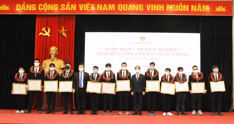 Bộ trưởng Nguyễn Kim Sơn, Thứ trưởng Nguyễn Hữu Độ cùng các học sinh được nhận Bằng khen.