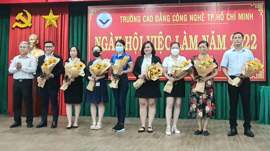 TS Hồ Ngọc Tiến- Hiệu trưởng Trường Cao đẳng Công nghệ TP Hồ Chí Minh (bìa trái) trao hoa cảm ơn cho các doanh nghiệp tham dự Ngày hội việc làm.