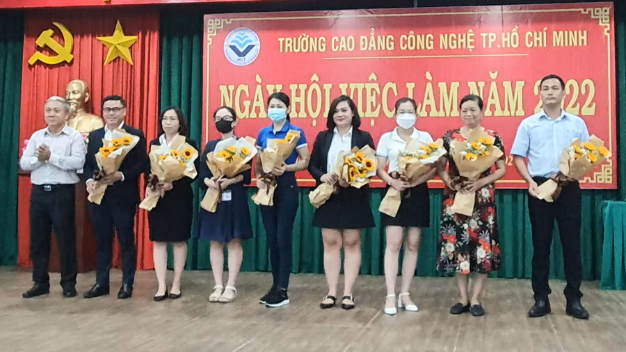 TS Hồ Ngọc Tiến- Hiệu trưởng Trường Cao đẳng Công nghệ TP Hồ Chí Minh (bìa trái) trao hoa cảm ơn cho các doanh nghiệp tham dự Ngày hội việc làm.