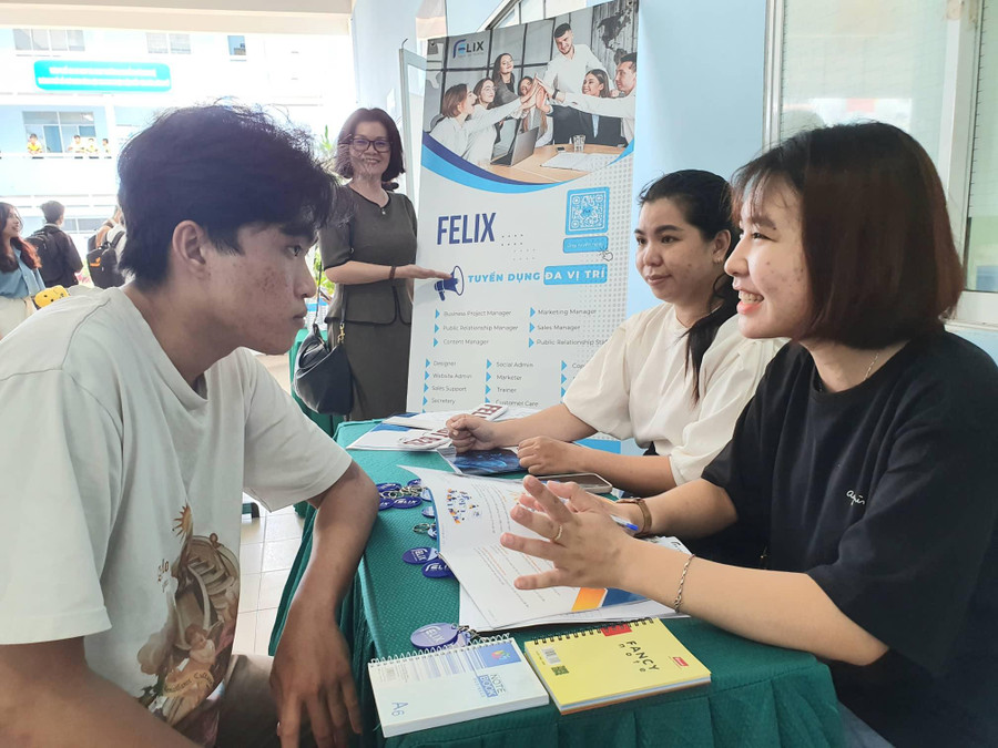 Một sinh viên đang tham gia phỏng vấn tại Công ty FELIX.