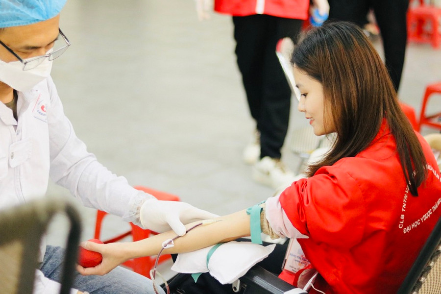 Sinh viên Y - Dược tích cực tham gia Ngày hội hiến máu Giọt hồng blouse trắng.