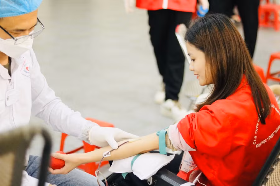 Sinh viên Y - Dược tích cực tham gia Ngày hội hiến máu Giọt hồng blouse trắng.