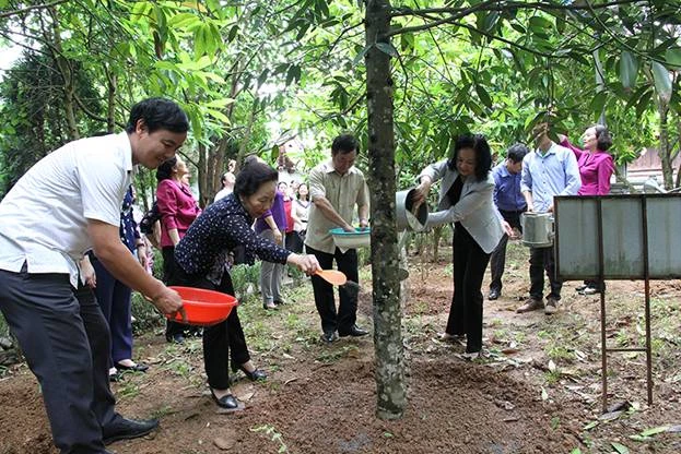 Đ/c Trương Thị Mai, Ủy viên Bộ Chính trị, Bí thư Trung ương Đảng, Trưởng ban Dân vận Trung ương trồng cây lưu niệm tại đền Quốc tổ Lạc Long Quân