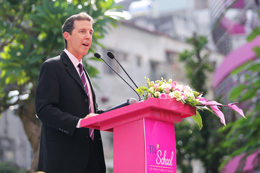 Tổng Hiệu trưởng Trường TH school - Ông Pete Kennedy Tổng Hiệu trưởng Trường TH school - Ông Pete Kennedy