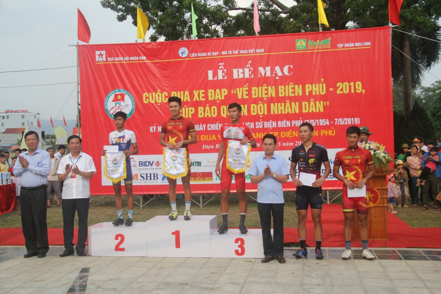 BTC trao giải cho các vận động viên BTC trao giải cho các vận động viên