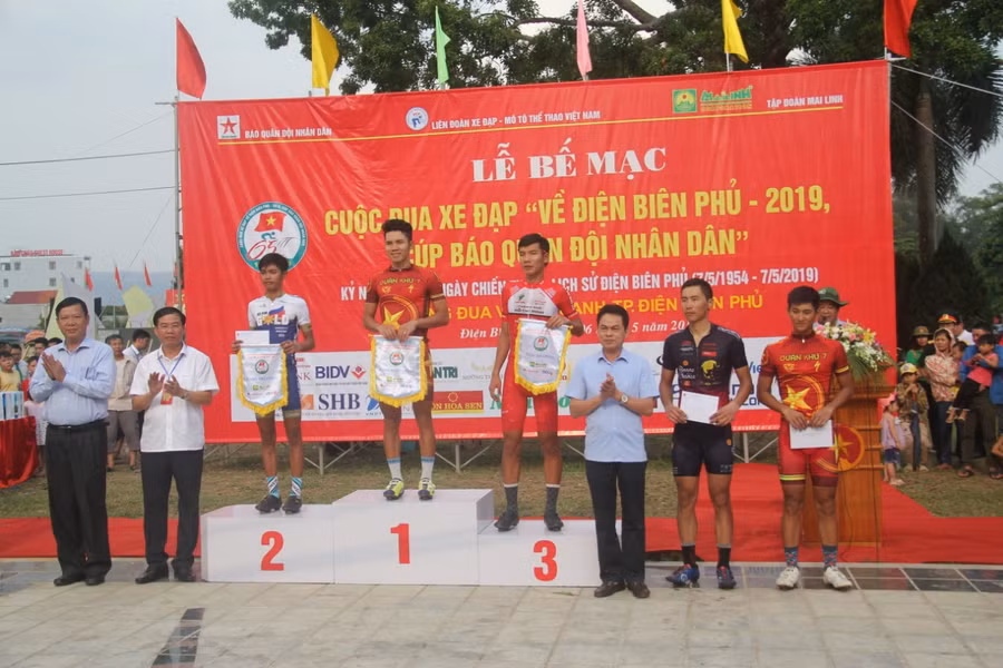 BTC trao giải cho các vận động viên