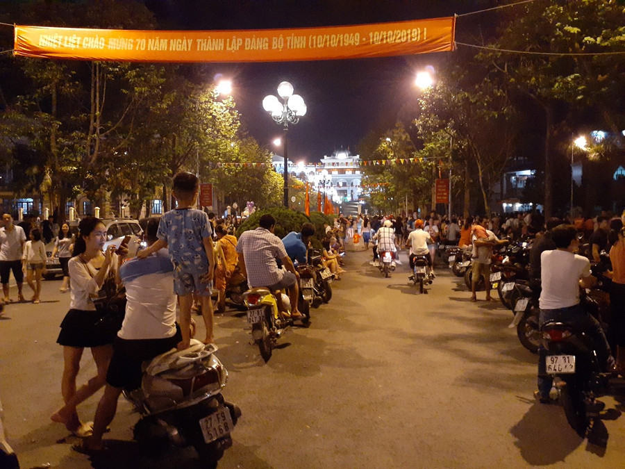 Hàng chục nghìn người dân từ khắp các địa phương về Điện Biên.