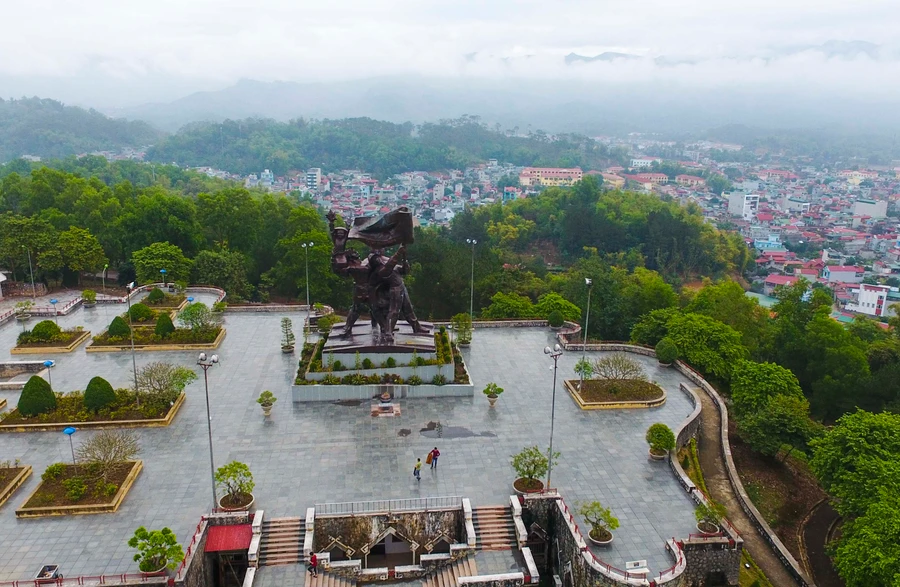 Tượng đài chiến thắng Điện Biên Phủ, biểu tượng cho sự đoàn kết, lòng yêu hòa bình của dân tộc Việt Nam