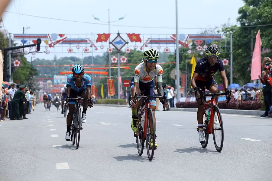 Chặng đua thứ 3 diễn ra gay cấn và kịch tính ở 3 đỉnh đèo cao từ Sơn La đến Điện Biên