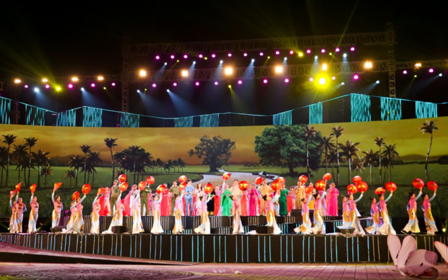 Chương trình nghệ thuật đặc sắc với hơn 700 ca sỹ, diễn viên tham gia.