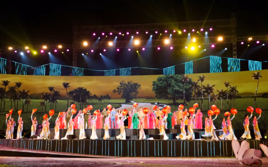 Chương trình nghệ thuật đặc sắc với hơn 700 ca sỹ, diễn viên tham gia.