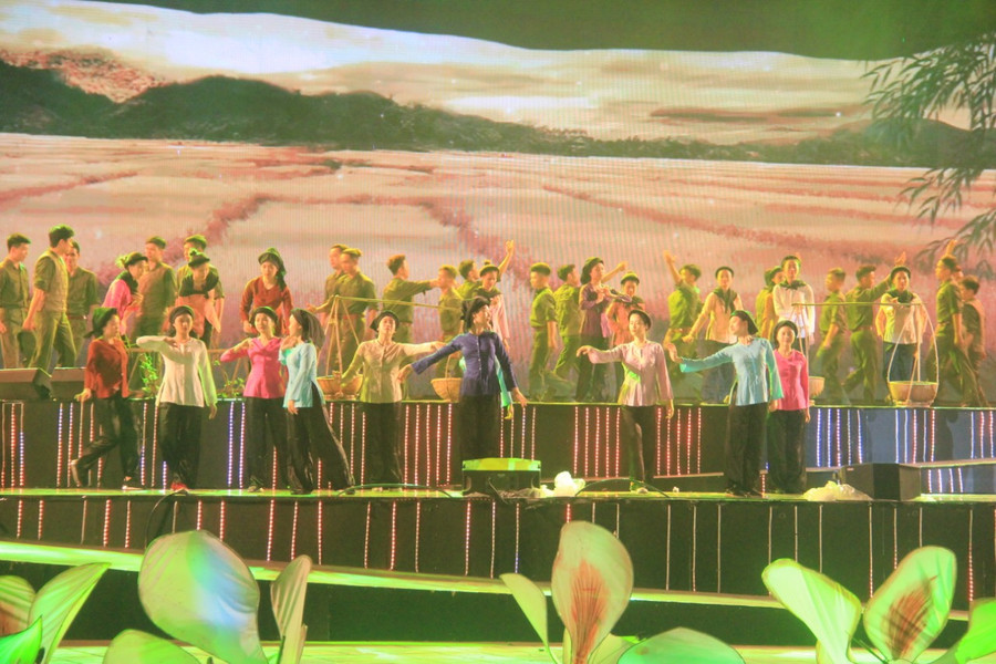 Nhiều ca khúc tái hiện lịch sử gây ấn tượng mạnh trong lòng khán giả.