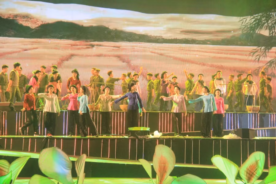 Nhiều ca khúc tái hiện lịch sử gây ấn tượng mạnh trong lòng khán giả.