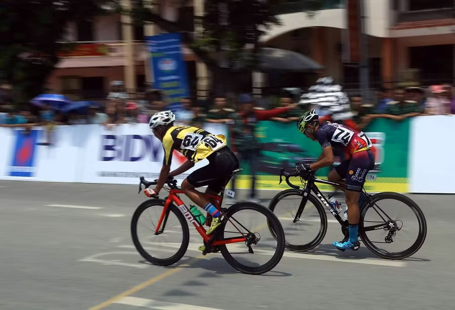 Các tay đua liên tục bứt phá về đích (Ảnh: Hải An)