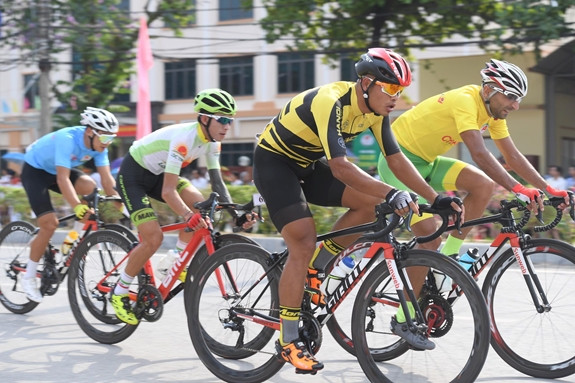 Các vận động viên tách tốp bứt phá về đích Các vận động viên tách tốp bứt phá về đích