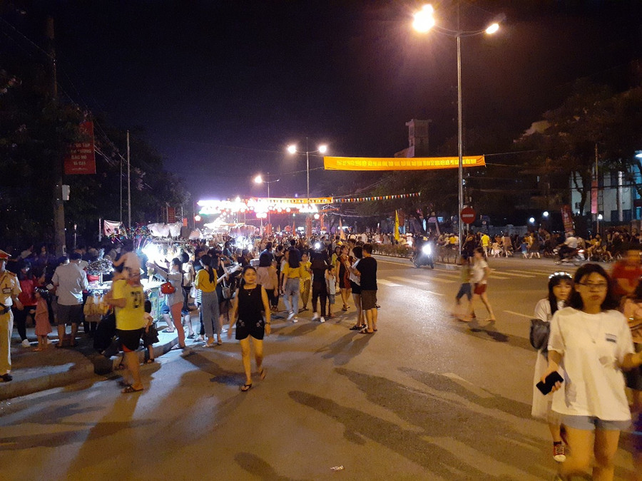 Trục đường Võ Nguyên Giáp gần như "thất thủ" do lượng người đổ xuống đường quá lớn để xem bắn pháo hoa.