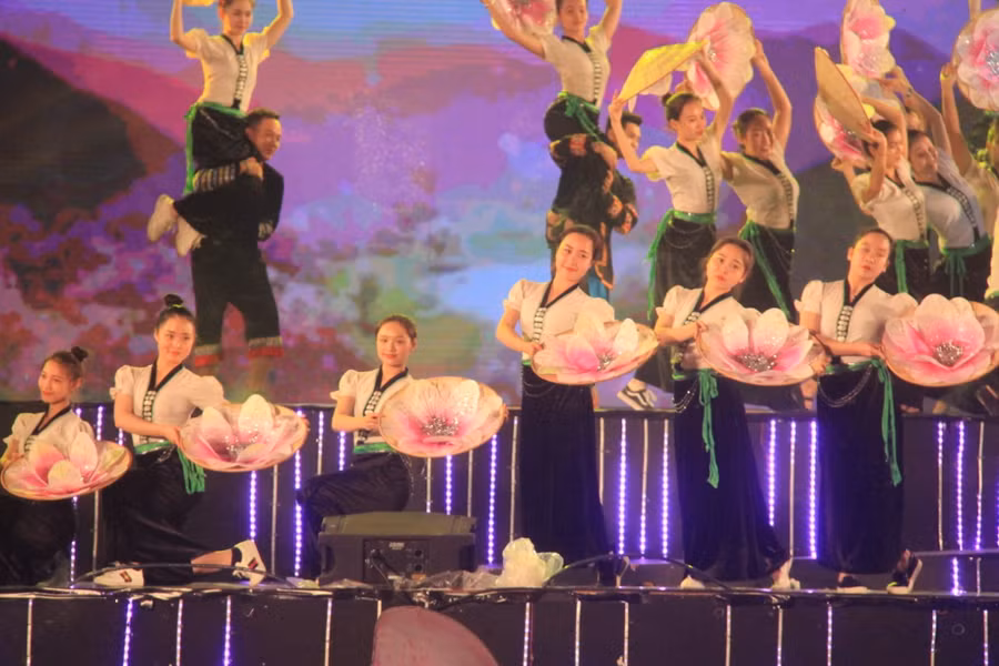 Tiết mục do đoàn nghệ thuật tỉnh Điện Biên thực hiện.