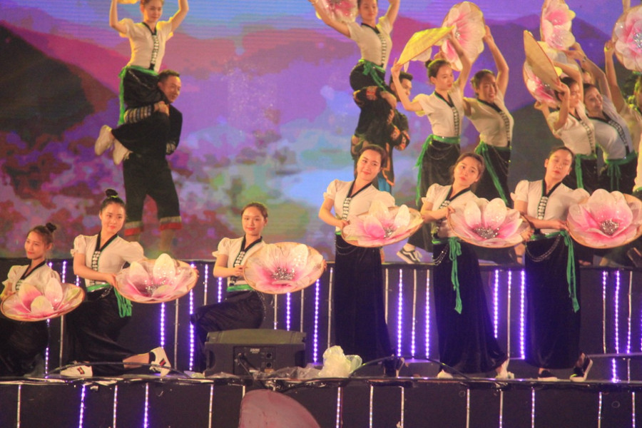 Tiết mục do đoàn nghệ thuật tỉnh Điện Biên thực hiện.
