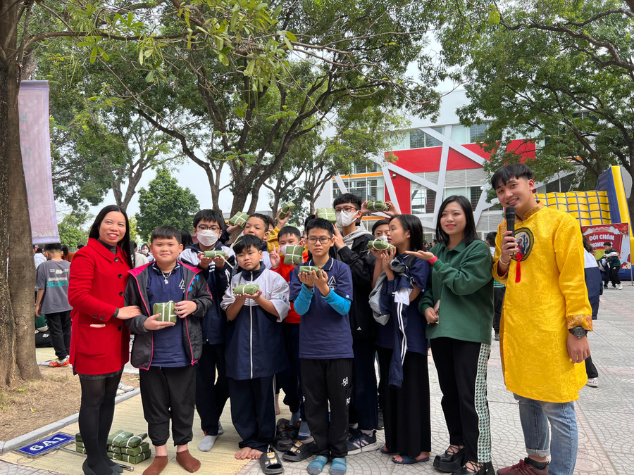 Cô trò cùng nhau tự tin khoe sản phẩm của mình sau một ngày trải nghiệm gói bánh. Cô trò cùng nhau tự tin khoe sản phẩm của mình sau một ngày trải nghiệm gói bánh.
