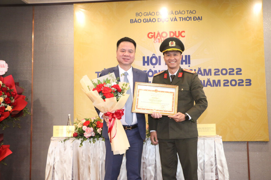Ông Triệu Ngọc Lâm (trái) - Tổng Biên tập Báo Giáo dục & Thời đại thay mặt nhận Bằng khen của Bộ Công an. Ông Triệu Ngọc Lâm (trái) - Tổng Biên tập Báo Giáo dục & Thời đại thay mặt nhận Bằng khen của Bộ Công an.