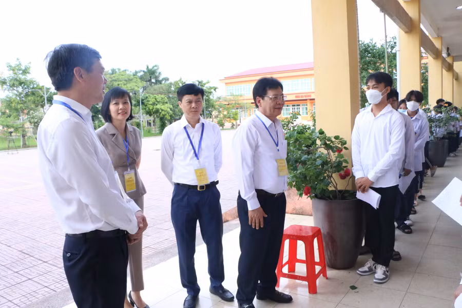 Lãnh đạo UBND tỉnh Nam Định và đại diện Sở GD&ĐT tỉnh đến kiểm tra công tác tổ chức thi tốt nghiệp THPT năm 2022 tại điểm thi Trường THPT Mỹ Lộc. Lãnh đạo UBND tỉnh Nam Định và đại diện Sở GD&ĐT tỉnh đến kiểm tra công tác tổ chức thi tốt nghiệp THPT năm 2022 tại điểm thi Trường THPT Mỹ Lộc.