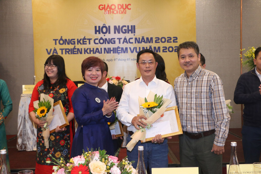 Lãnh đạo Ban Biên tập Báo Giáo dục & Thời đại tặng thưởng cho các cán bộ, phóng viên có thành tích xuất sắc trong năm 2022. Lãnh đạo Ban Biên tập Báo Giáo dục & Thời đại tặng thưởng cho các cán bộ, phóng viên có thành tích xuất sắc trong năm 2022.