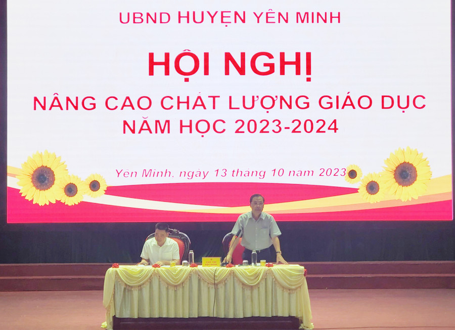 Ông Hoàng Anh Tuấn, Ủy viên BTV Huyện ủy, Quyền Chủ tịch UBND huyện Yên Minh phát biểu tại Hội nghị.