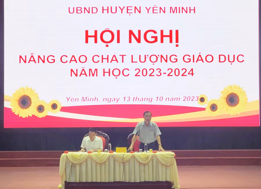 Ông Hoàng Anh Tuấn, Ủy viên BTV Huyện ủy, Quyền Chủ tịch UBND huyện Yên Minh phát biểu tại Hội nghị.
